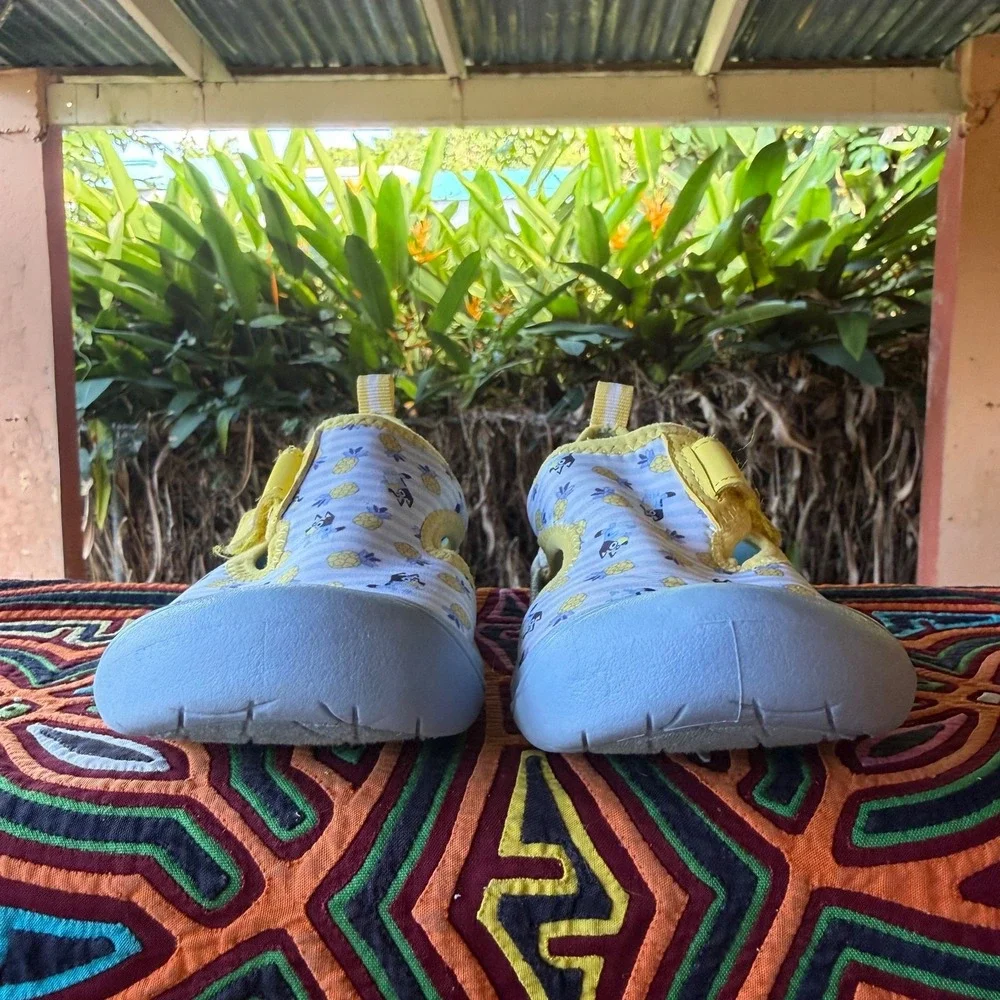 Bluey‎ Ground Up Water Shoes Girls Size 11/12 Blue Yellow Striped Pineapple